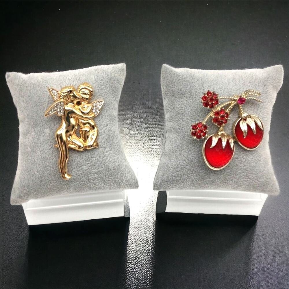 Kissing Angels Gold Tone Pin Sarah Coventry Frosted Strawberry Brooch with Ruby